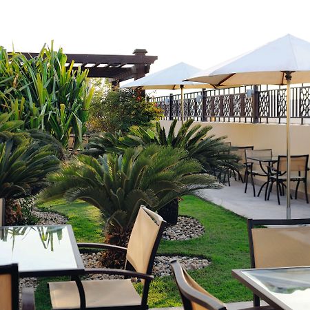 Moevenpick Hotel Apartments Al Mamzar Дубай Екстер'єр фото The rooftop garden at the hotel