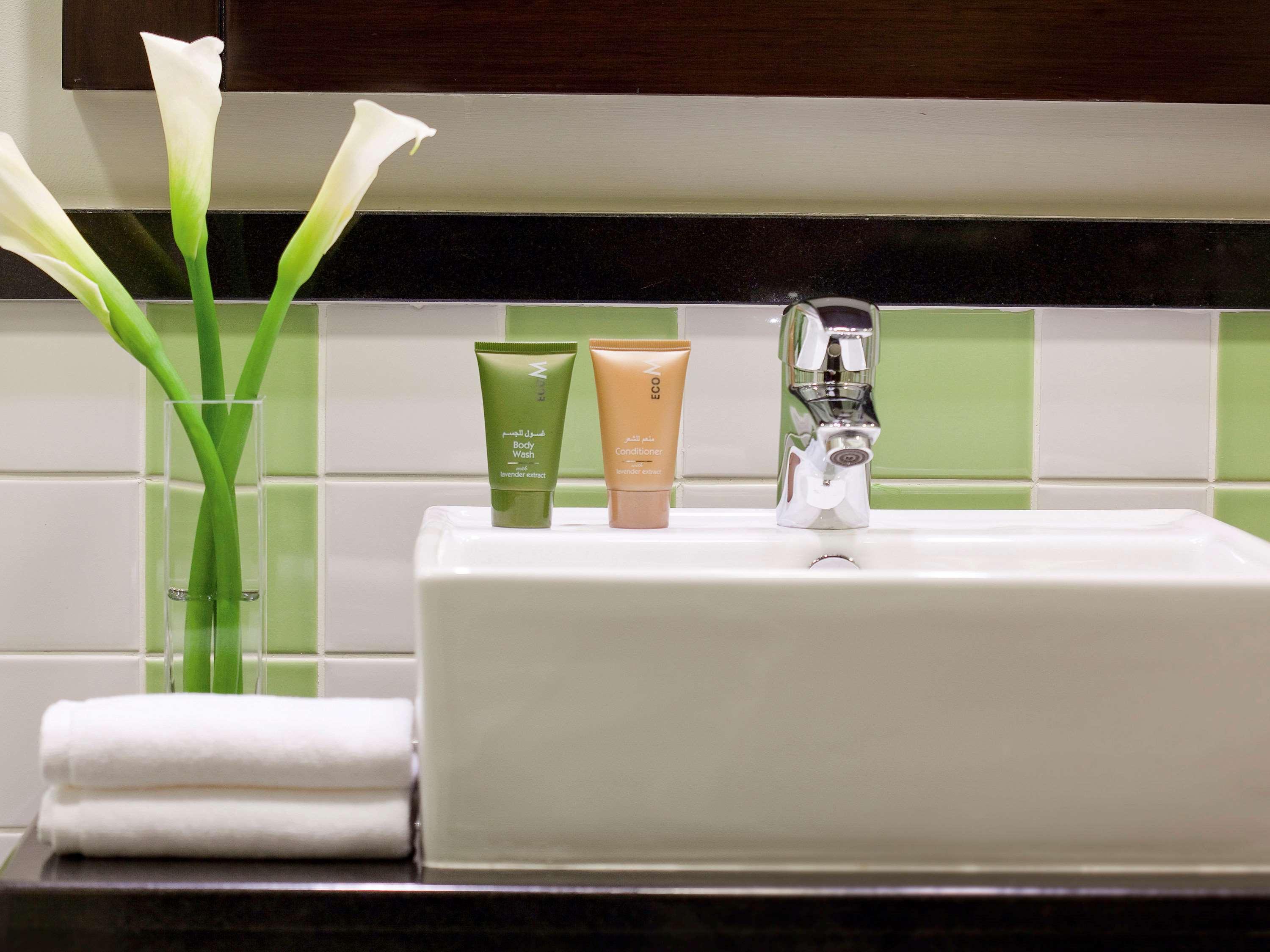 Moevenpick Hotel Apartments Al Mamzar Дубай Екстер'єр фото Bathroom amenities