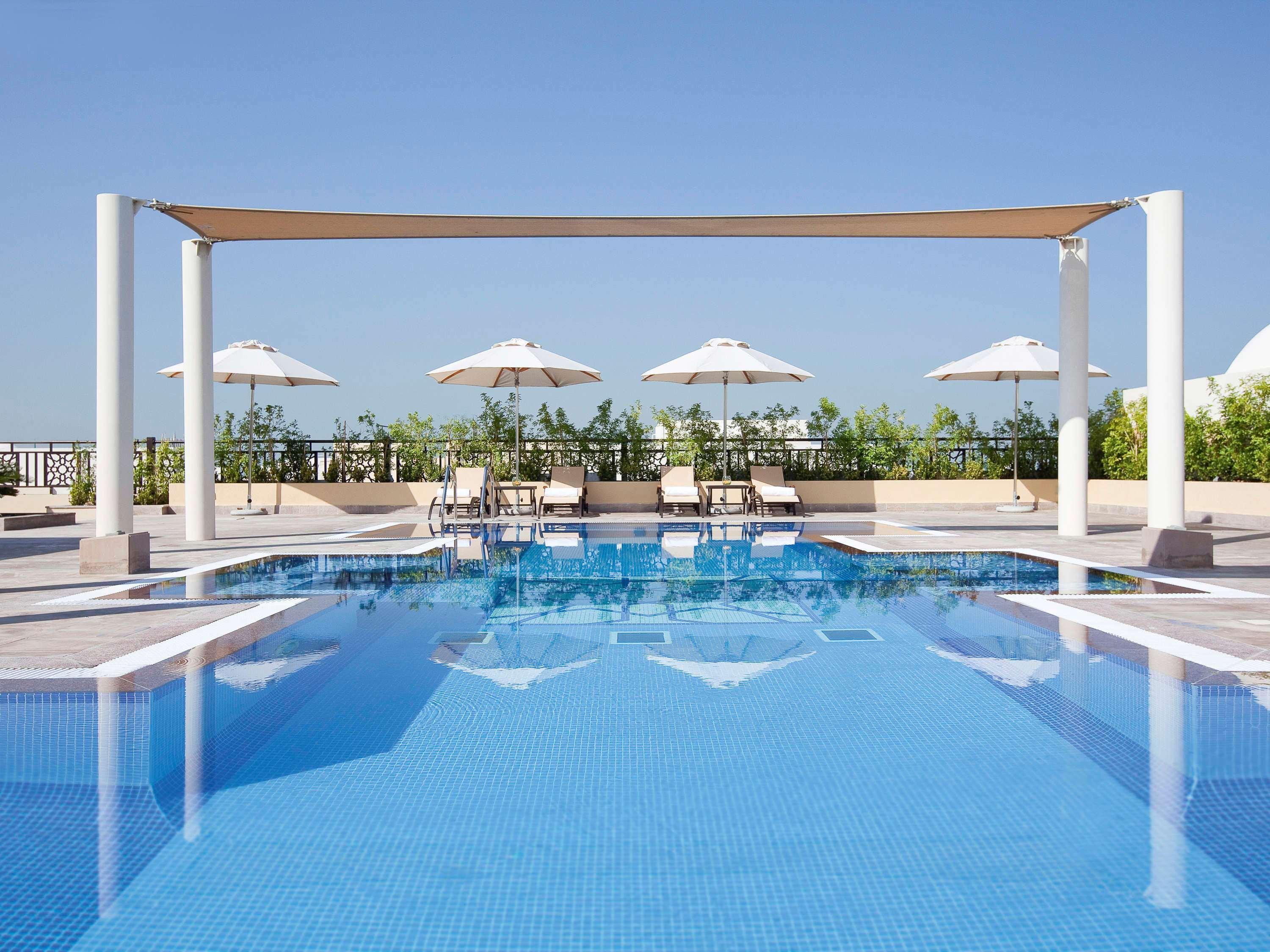 Moevenpick Hotel Apartments Al Mamzar Дубай Екстер'єр фото Rooftop pool at the hotel