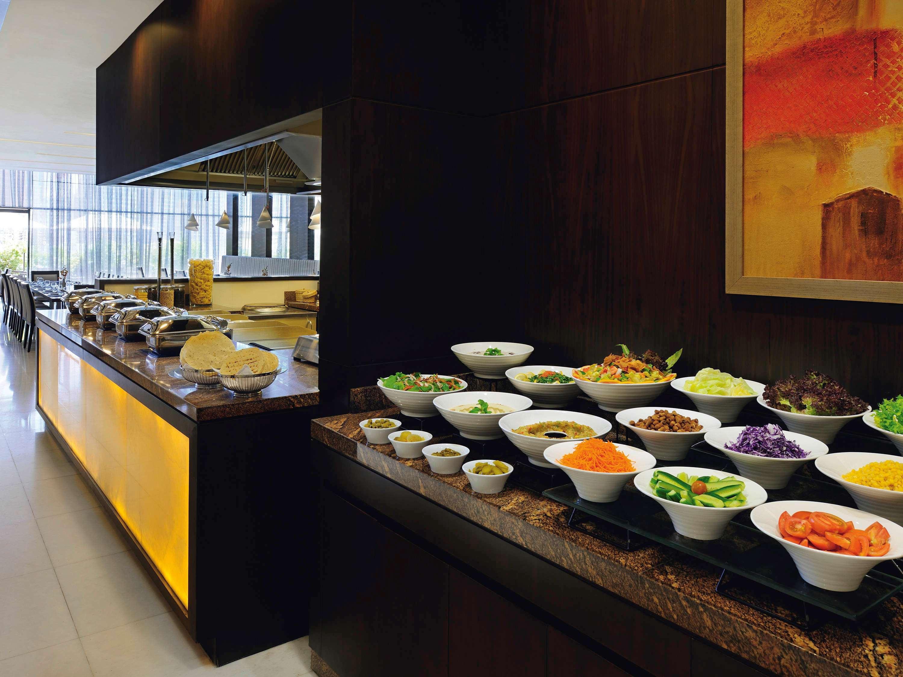 Moevenpick Hotel Apartments Al Mamzar Дубай Екстер'єр фото A salad bar