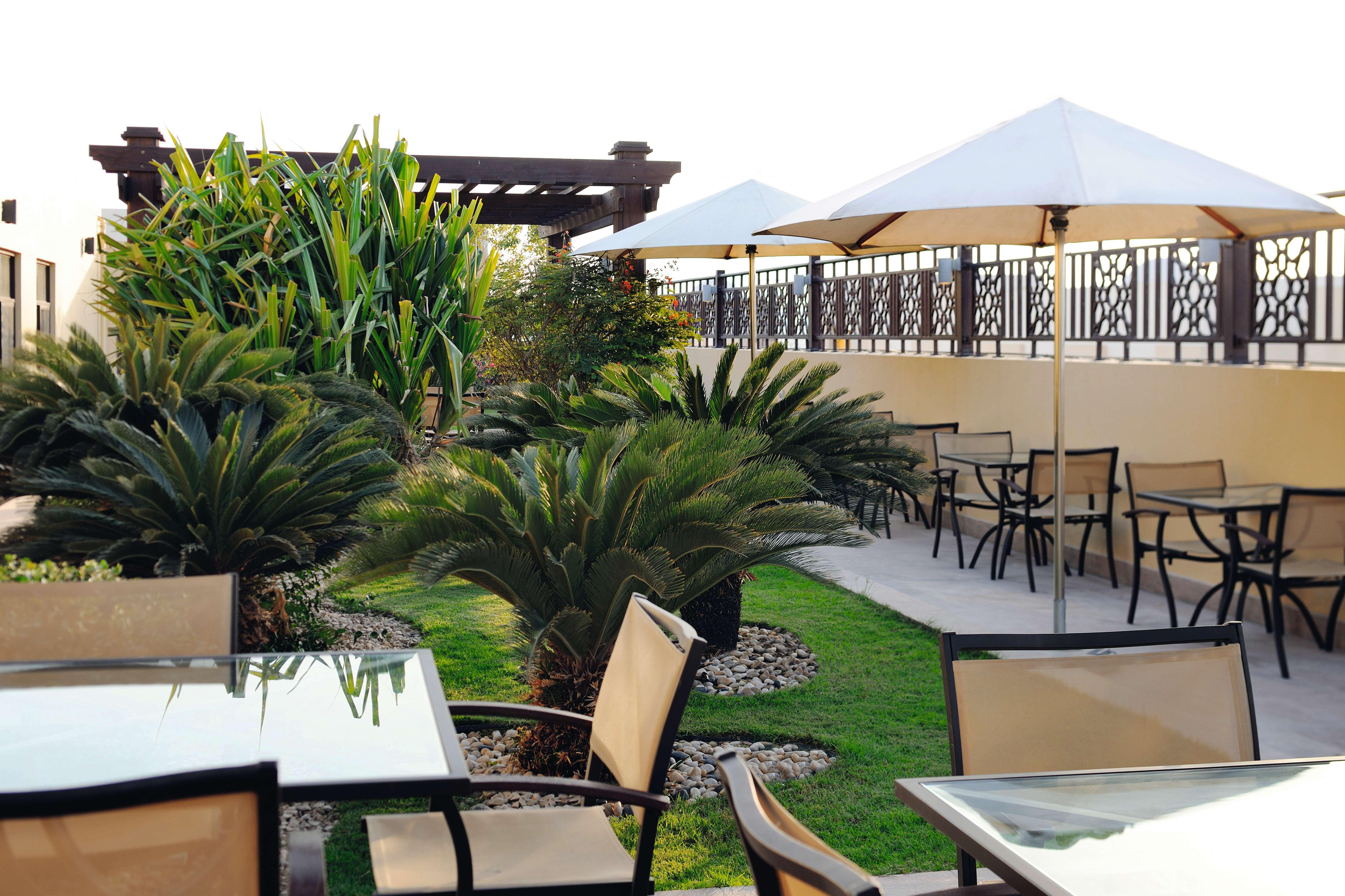 Moevenpick Hotel Apartments Al Mamzar Дубай Екстер'єр фото The rooftop garden at the hotel