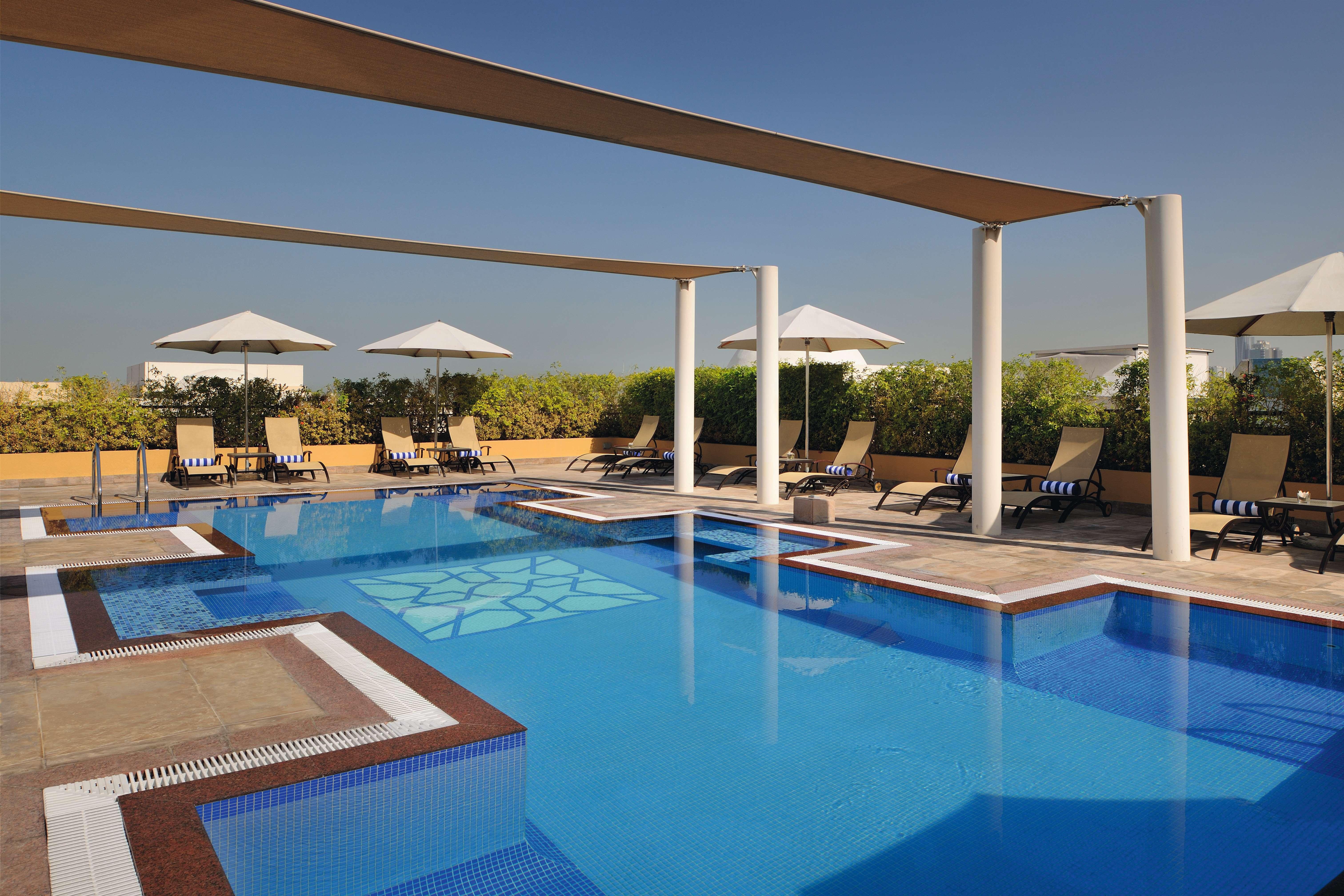 Moevenpick Hotel Apartments Al Mamzar Дубай Екстер'єр фото The swimming pool at the hotel