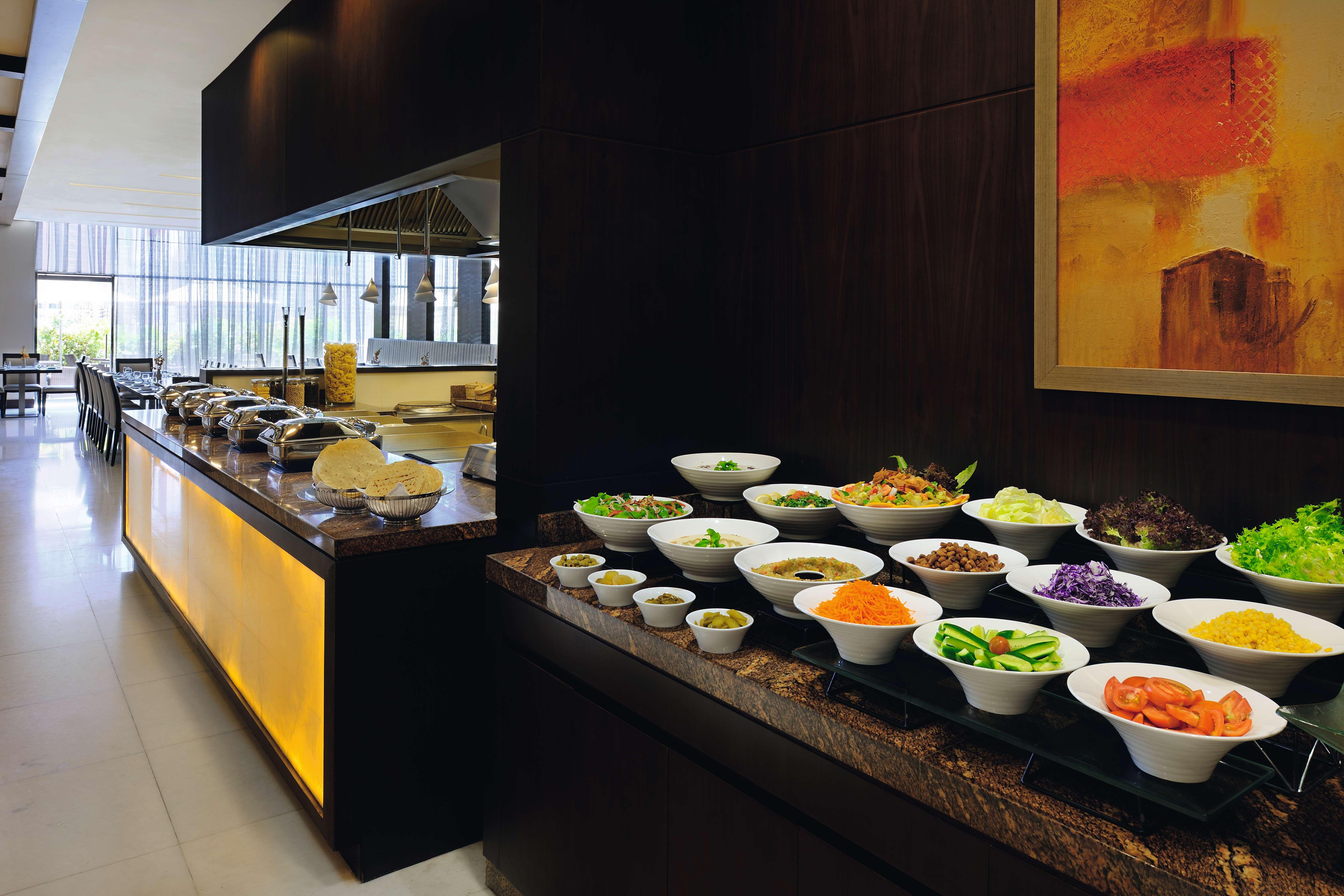 Moevenpick Hotel Apartments Al Mamzar Дубай Екстер'єр фото A salad bar