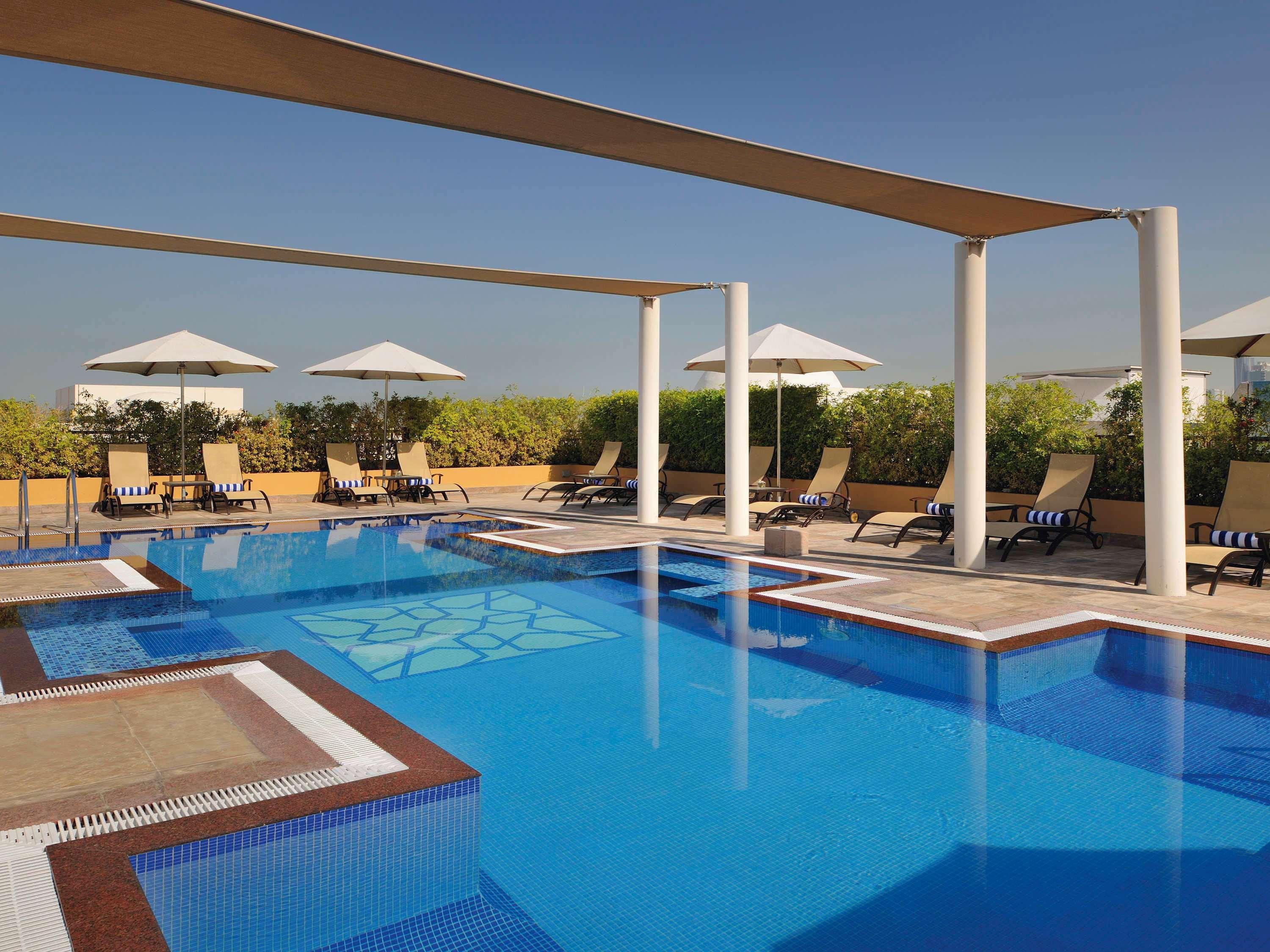 Moevenpick Hotel Apartments Al Mamzar Дубай Екстер'єр фото The swimming pool at the hotel
