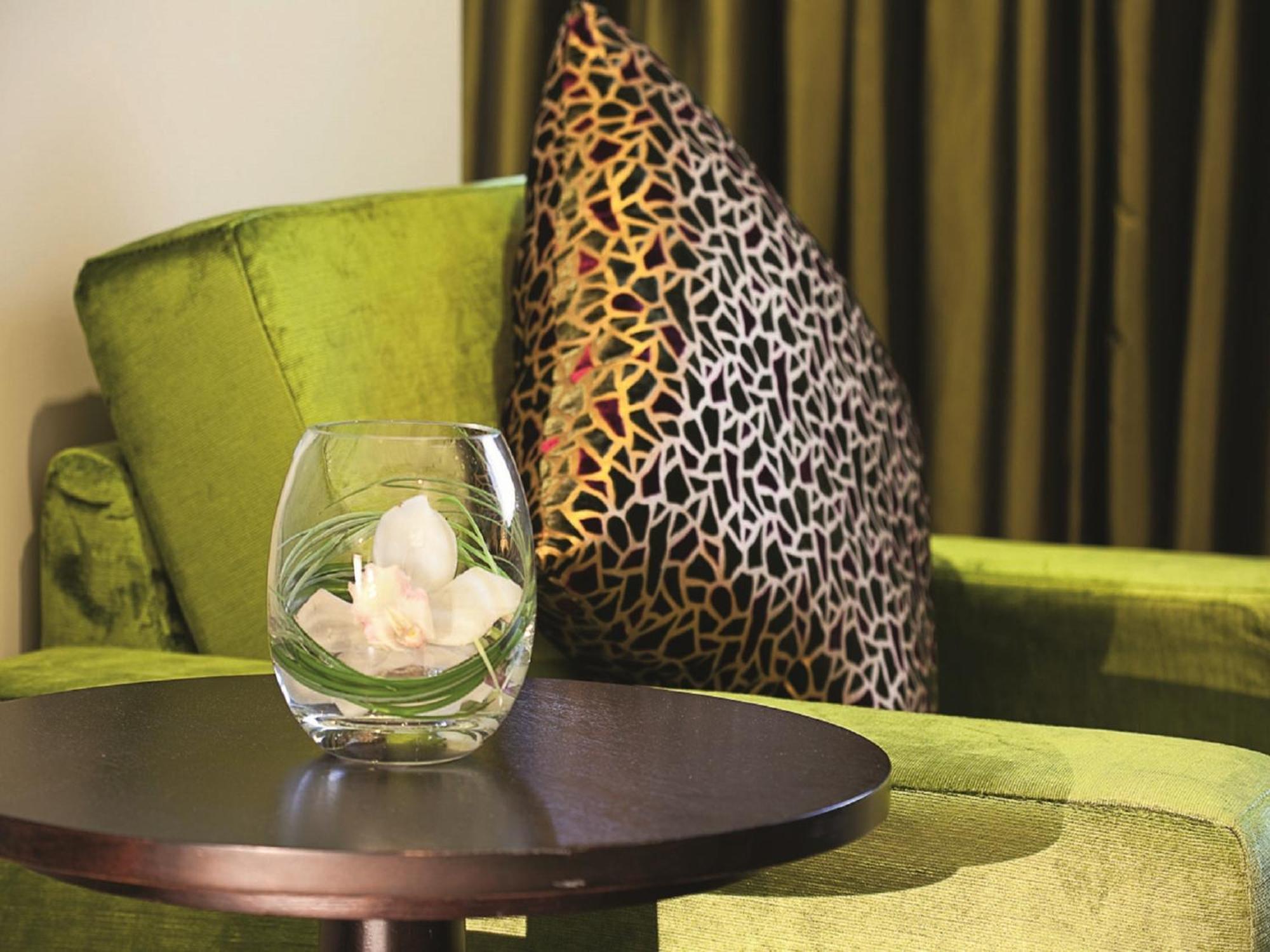 Moevenpick Hotel Apartments Al Mamzar Дубай Номер фото A green sofa