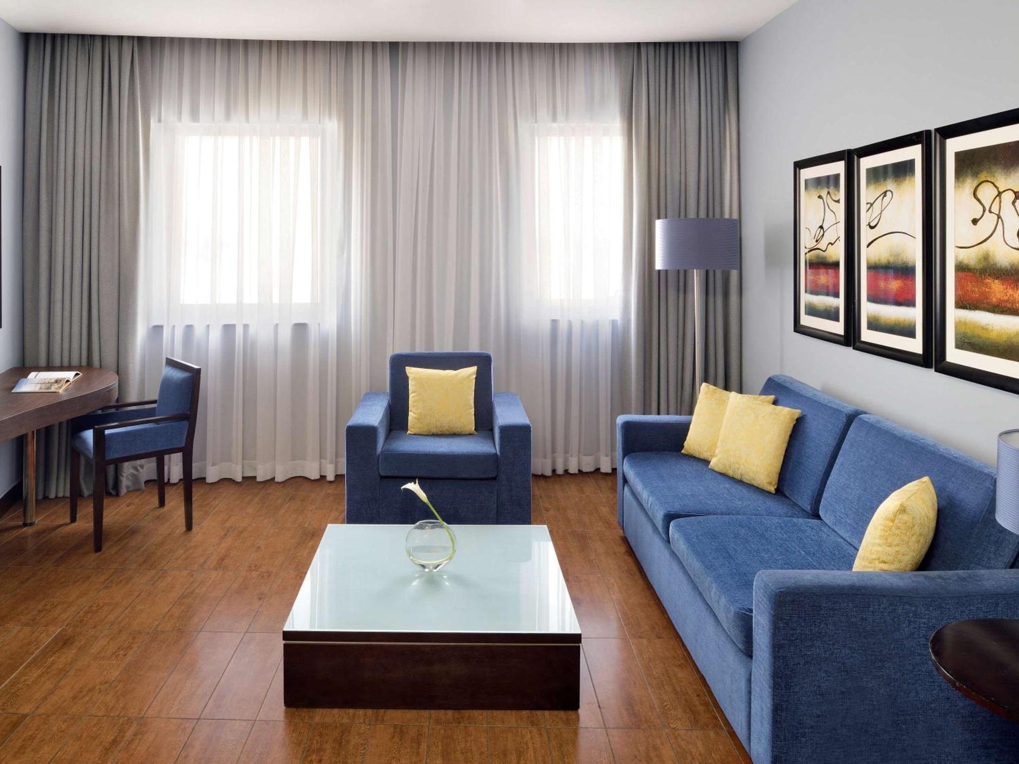 Moevenpick Hotel Apartments Al Mamzar Дубай Екстер'єр фото A living room