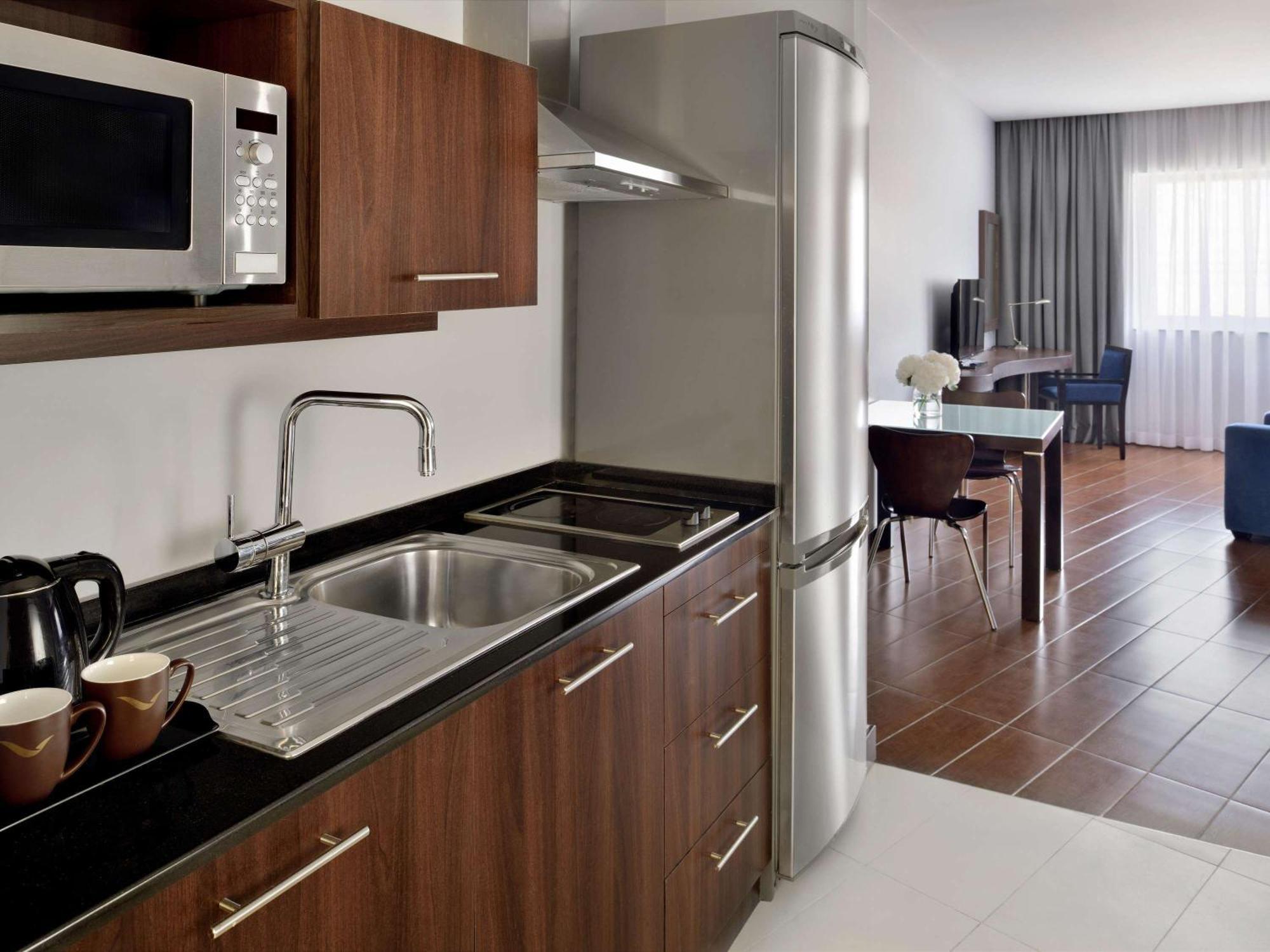 Moevenpick Hotel Apartments Al Mamzar Дубай Екстер'єр фото Kitchenette