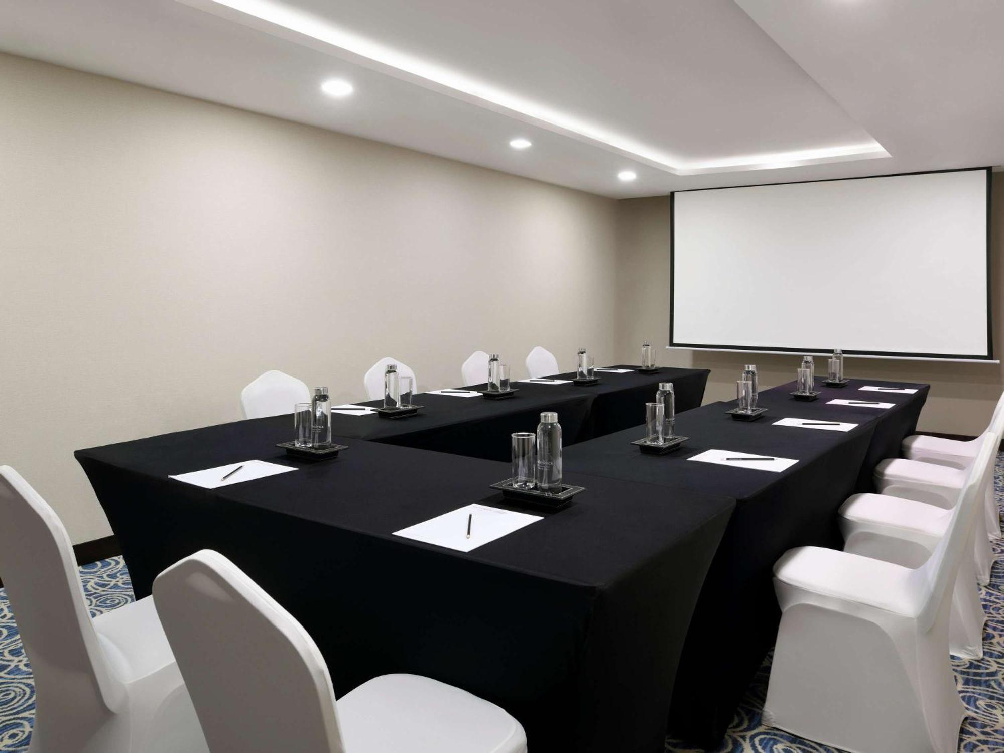 Moevenpick Hotel Apartments Al Mamzar Дубай Екстер'єр фото Meeting room