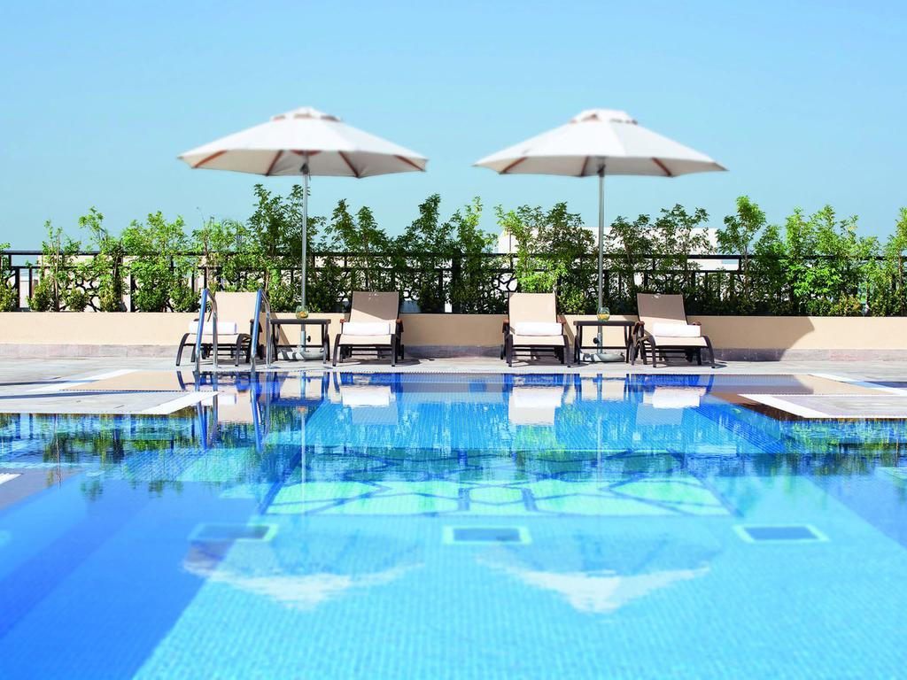 Moevenpick Hotel Apartments Al Mamzar Дубай Екстер'єр фото The swimming pool at the hotel