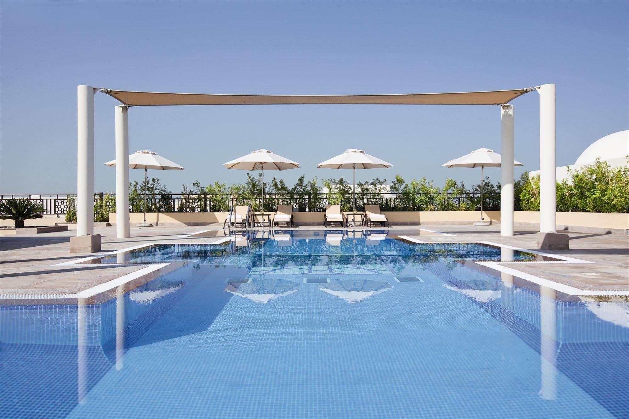 Moevenpick Hotel Apartments Al Mamzar Дубай Екстер'єр фото The swimming pool at the hotel